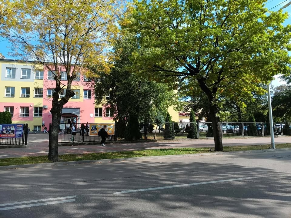 Interwencja ws. noża przy SP 6 w Ostrołęce [17.09.2026] - zdjęcie #2 - eOstroleka.pl