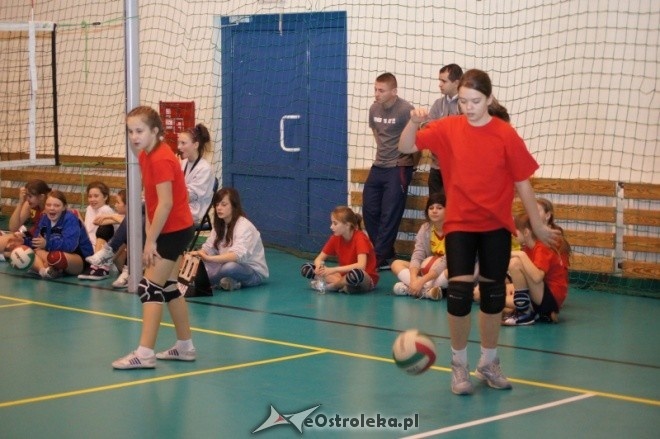 Mikołajkowy Turniej Mini Siatkówki o Puchar Dyrektora MZOS-T i IT [7-8.01.2012] - zdjęcie #28 - eOstroleka.pl