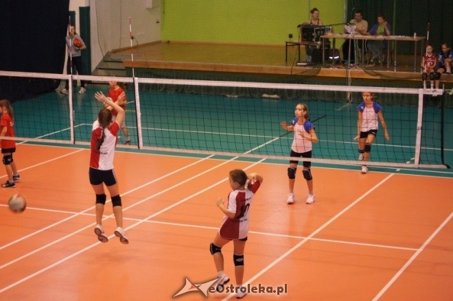 Mikołajkowy Turniej Mini Siatkówki o Puchar Dyrektora MZOS-T i IT [7-8.01.2012] - zdjęcie #3 - eOstroleka.pl