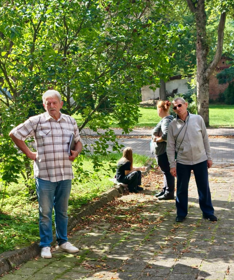 Odkrywali historię ostrołęckich Wojciechowic. Spacer z biblioteką i zabawa w bingo [22.09.2026] - zdjęcie #19 - eOstroleka.pl