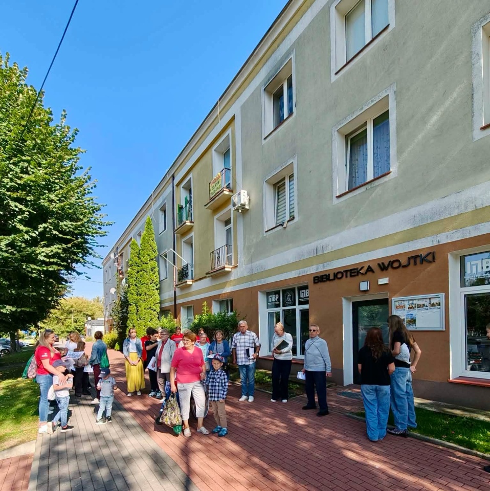 Odkrywali historię ostrołęckich Wojciechowic. Spacer z biblioteką i zabawa w bingo [22.09.2026] - zdjęcie #14 - eOstroleka.pl