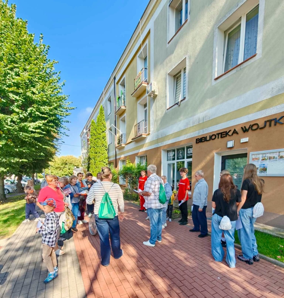 Odkrywali historię ostrołęckich Wojciechowic. Spacer z biblioteką i zabawa w bingo [22.09.2026] - zdjęcie #12 - eOstroleka.pl