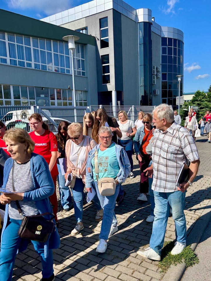 Odkrywali historię ostrołęckich Wojciechowic. Spacer z biblioteką i zabawa w bingo [22.09.2026] - zdjęcie #11 - eOstroleka.pl