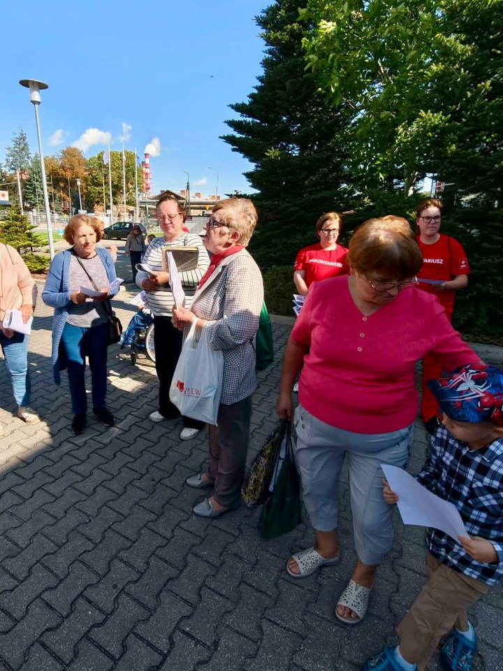 Odkrywali historię ostrołęckich Wojciechowic. Spacer z biblioteką i zabawa w bingo [22.09.2026] - zdjęcie #10 - eOstroleka.pl