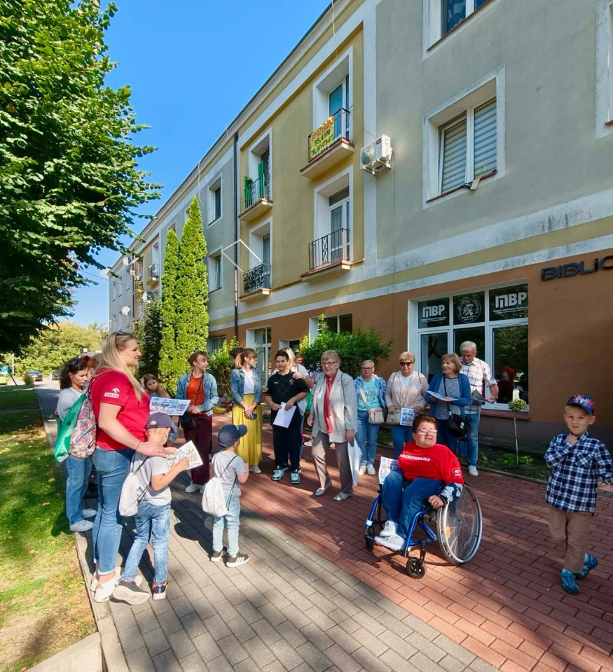 Odkrywali historię ostrołęckich Wojciechowic. Spacer z biblioteką i zabawa w bingo [22.09.2026] - zdjęcie #8 - eOstroleka.pl
