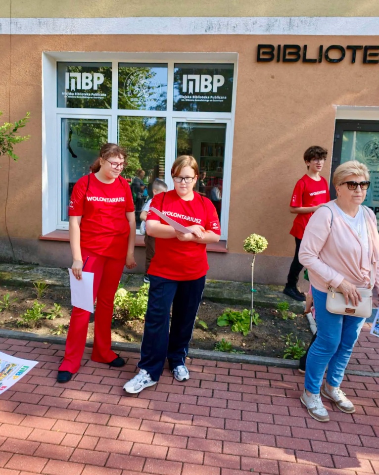 Odkrywali historię ostrołęckich Wojciechowic. Spacer z biblioteką i zabawa w bingo [22.09.2026] - zdjęcie #7 - eOstroleka.pl