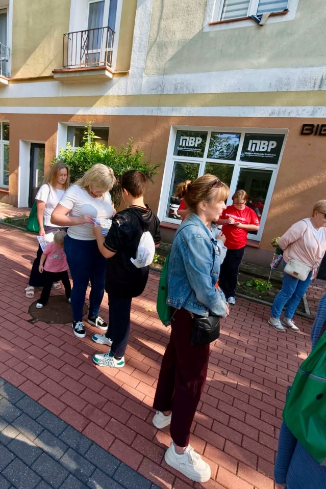 Odkrywali historię ostrołęckich Wojciechowic. Spacer z biblioteką i zabawa w bingo [22.09.2026] - zdjęcie #3 - eOstroleka.pl