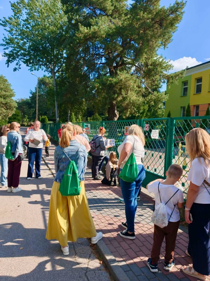 Odkrywali historię ostrołęckich Wojciechowic. Spacer z biblioteką i zabawa w bingo [22.09.2026] - zdjęcie #1 - eOstroleka.pl