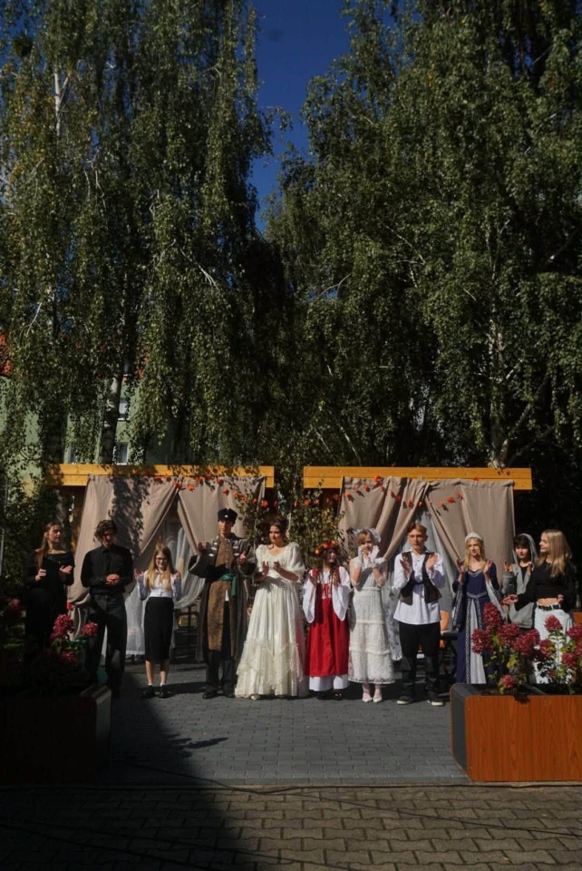 Klasyka literatury w wykonaniu uczniów. Wyjątkowy spektakl w III LO w Ostrołęce [22.09.2026] - zdjęcie #16 - eOstroleka.pl