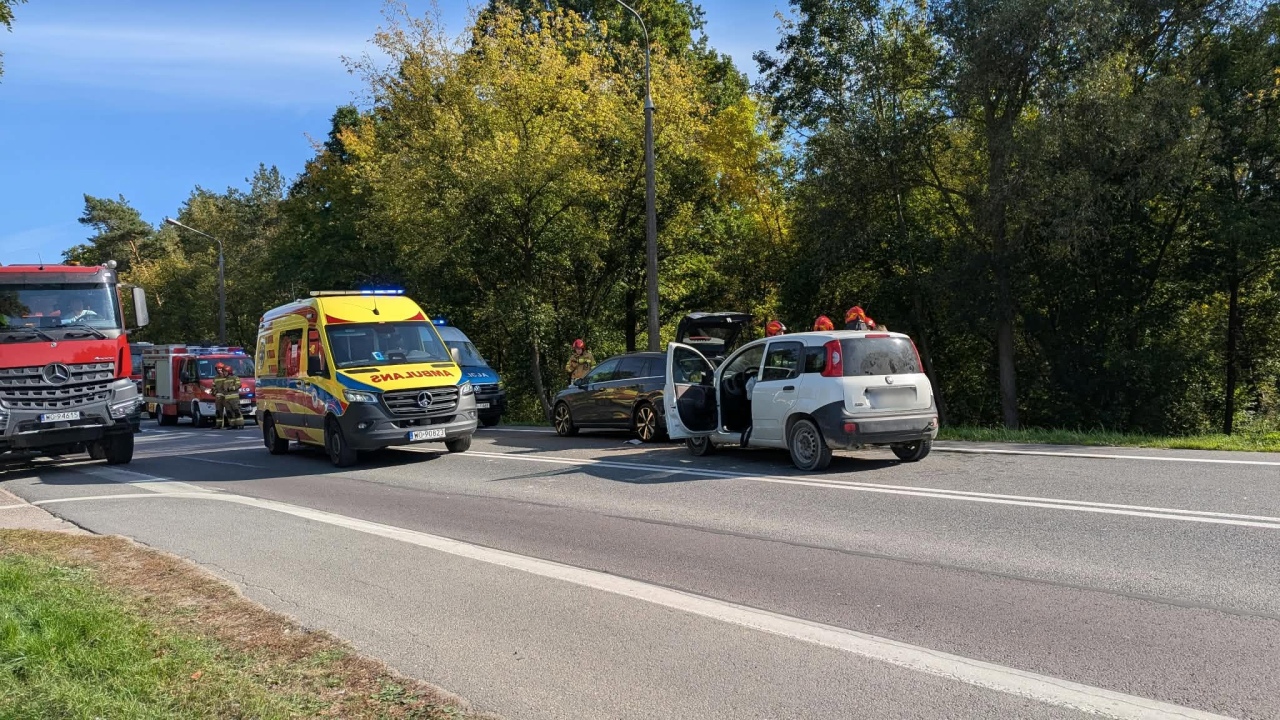 Wypadek na skrzyżowaniu Warszawskiej z Fortową [30.09.2026] - zdjęcie #3 - eOstroleka.pl