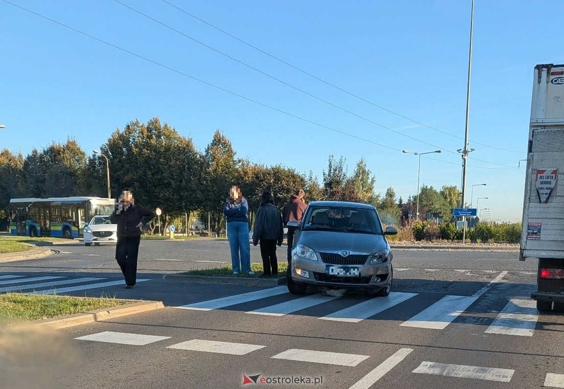 Zderzenie na rondzie Honorowych Dawców Krwi [2.10.2026] - zdjęcie #10 - eOstroleka.pl