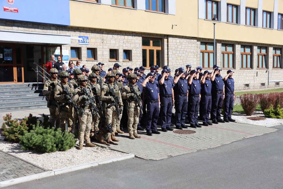 Mazowieccy policjanci oddali hołd policjantowi, który zginął na służbie - zdjęcie #1 - eOstroleka.pl