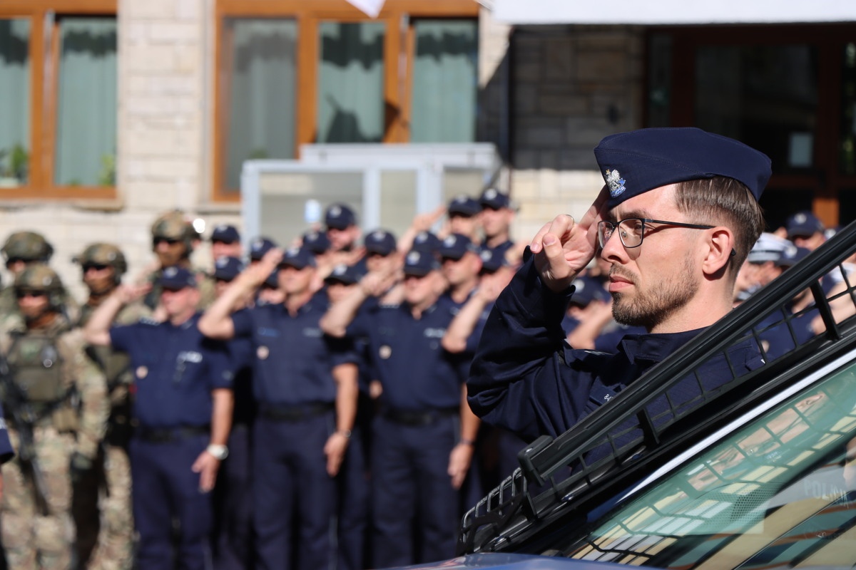 Mazowieccy policjanci oddali hołd policjantowi, który zginął na służbie - zdjęcie #3 - eOstroleka.pl