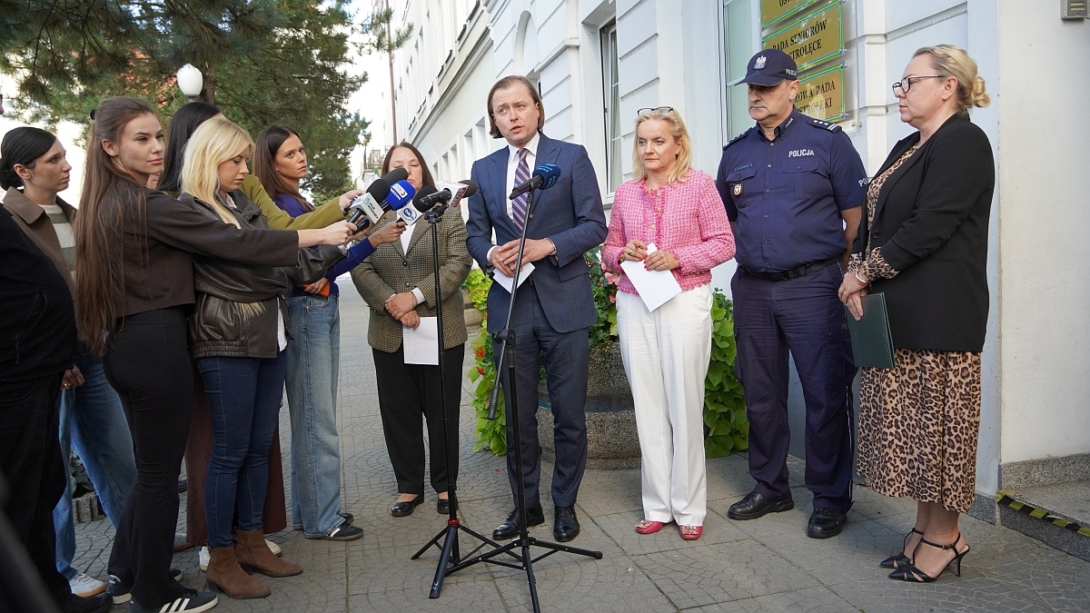Atak w szkole w Ostrołęce - Konferencja prasowa po posiedzeniu sztabu kryzysowego [07.10.2026] - zdjęcie #23 - eOstroleka.pl