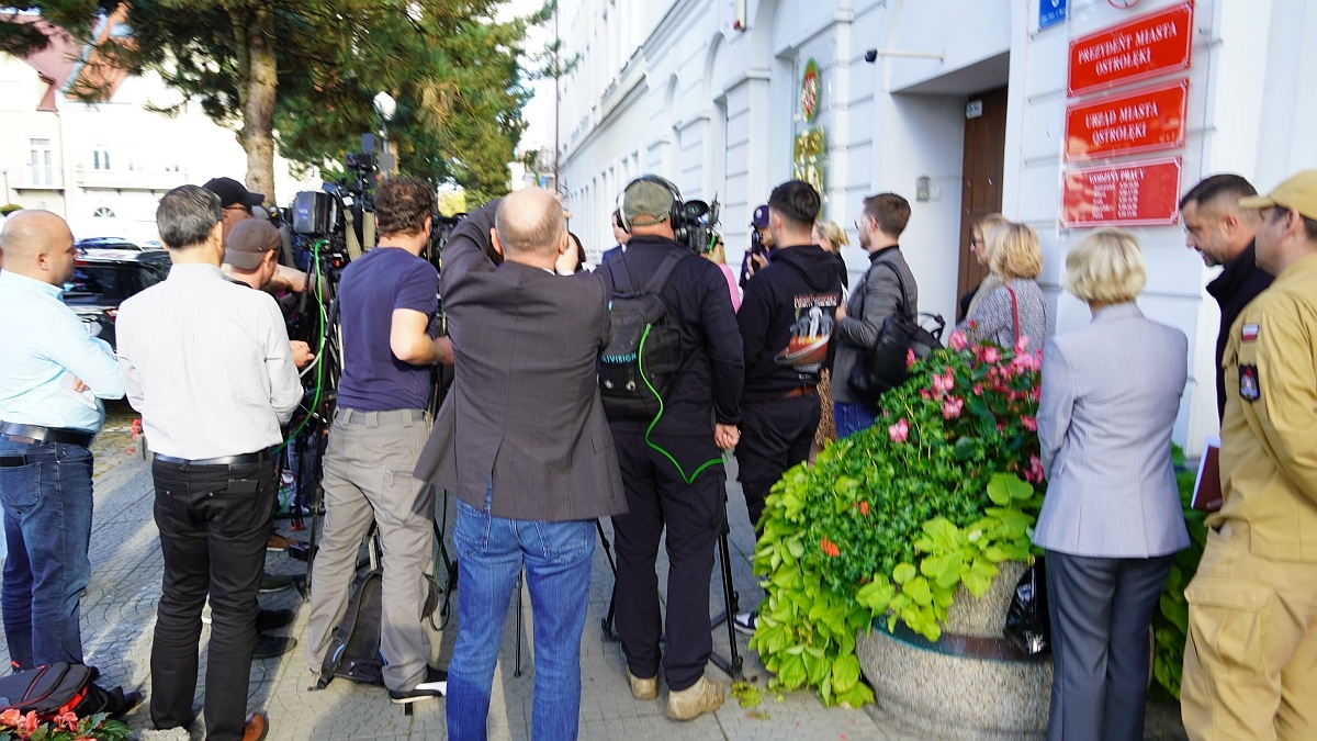 Atak w szkole w Ostrołęce - Konferencja prasowa po posiedzeniu sztabu kryzysowego [07.10.2026] - zdjęcie #20 - eOstroleka.pl