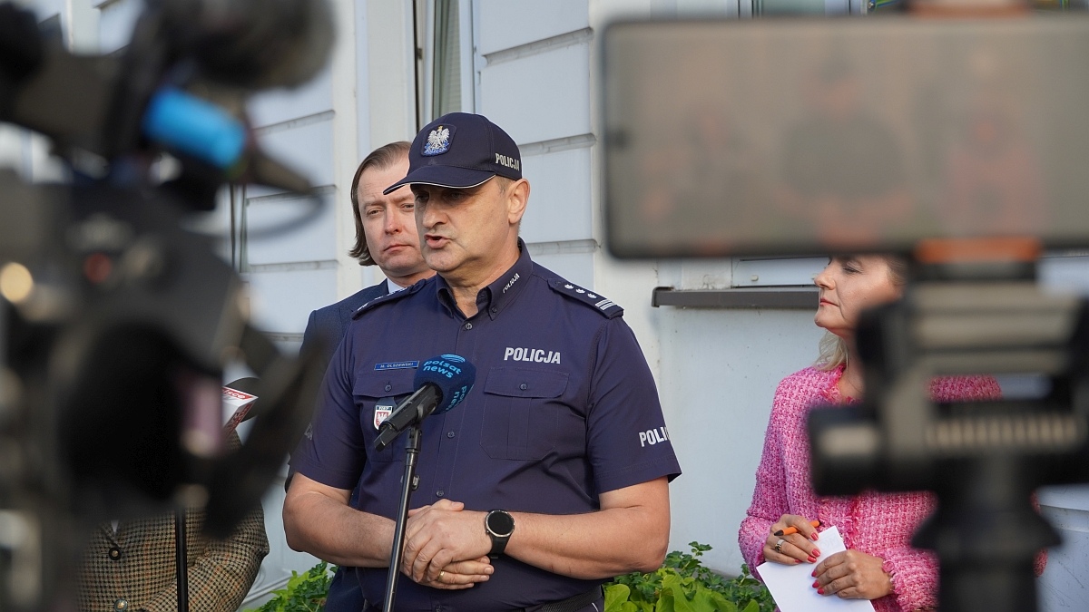 Atak w szkole w Ostrołęce - Konferencja prasowa po posiedzeniu sztabu kryzysowego [07.10.2026] - zdjęcie #15 - eOstroleka.pl