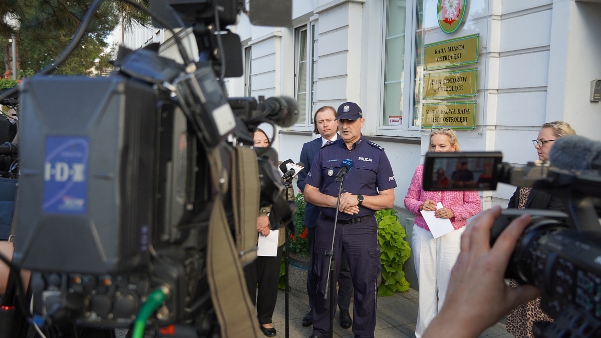 Atak w szkole w Ostrołęce - Konferencja prasowa po posiedzeniu sztabu kryzysowego [07.10.2026] - zdjęcie #13 - eOstroleka.pl