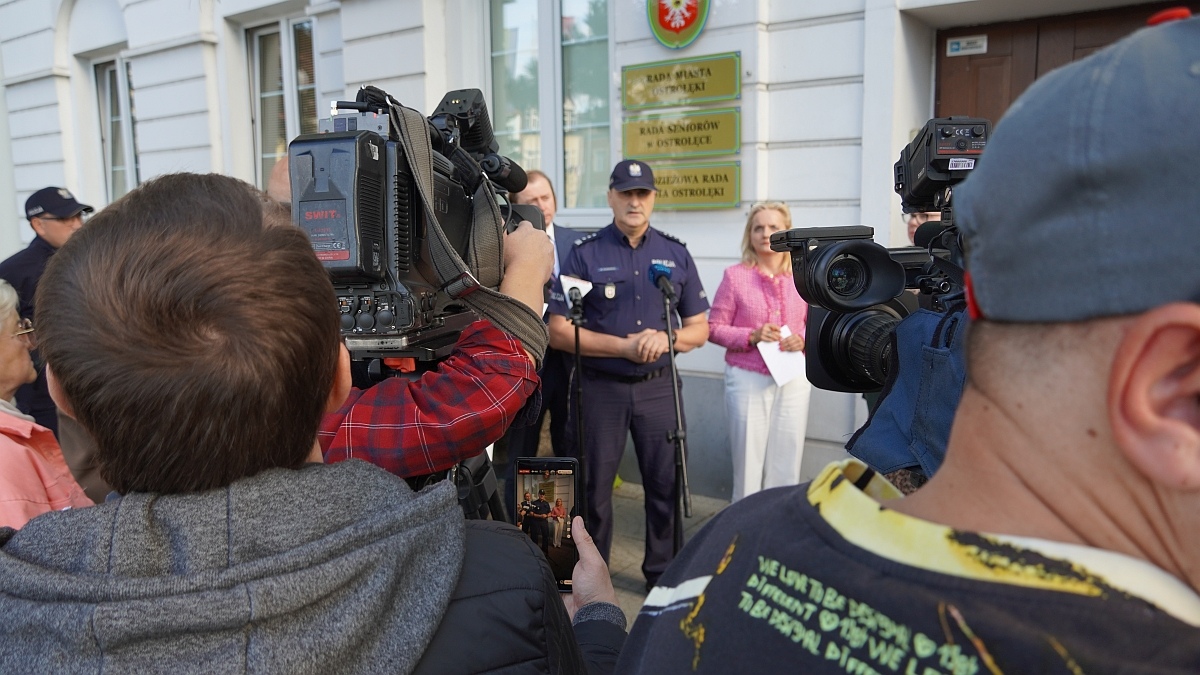 Atak w szkole w Ostrołęce - Konferencja prasowa po posiedzeniu sztabu kryzysowego [07.10.2026] - zdjęcie #9 - eOstroleka.pl