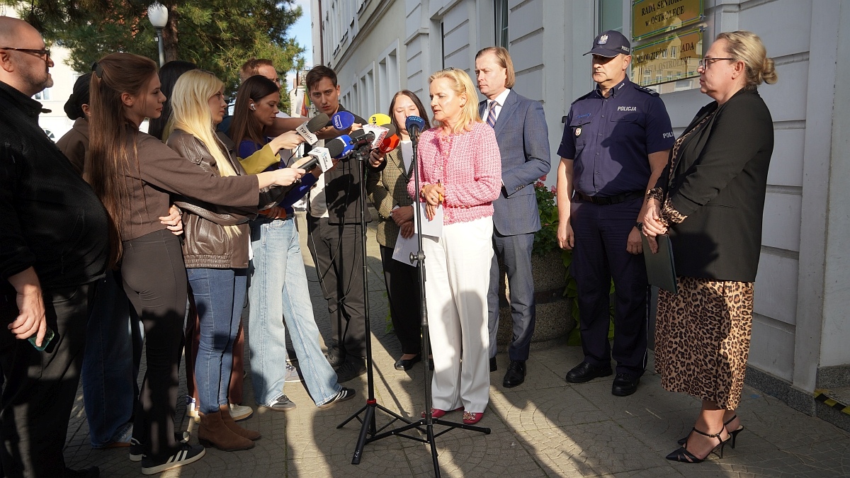 Atak w szkole w Ostrołęce - Konferencja prasowa po posiedzeniu sztabu kryzysowego [07.10.2026] - zdjęcie #5 - eOstroleka.pl