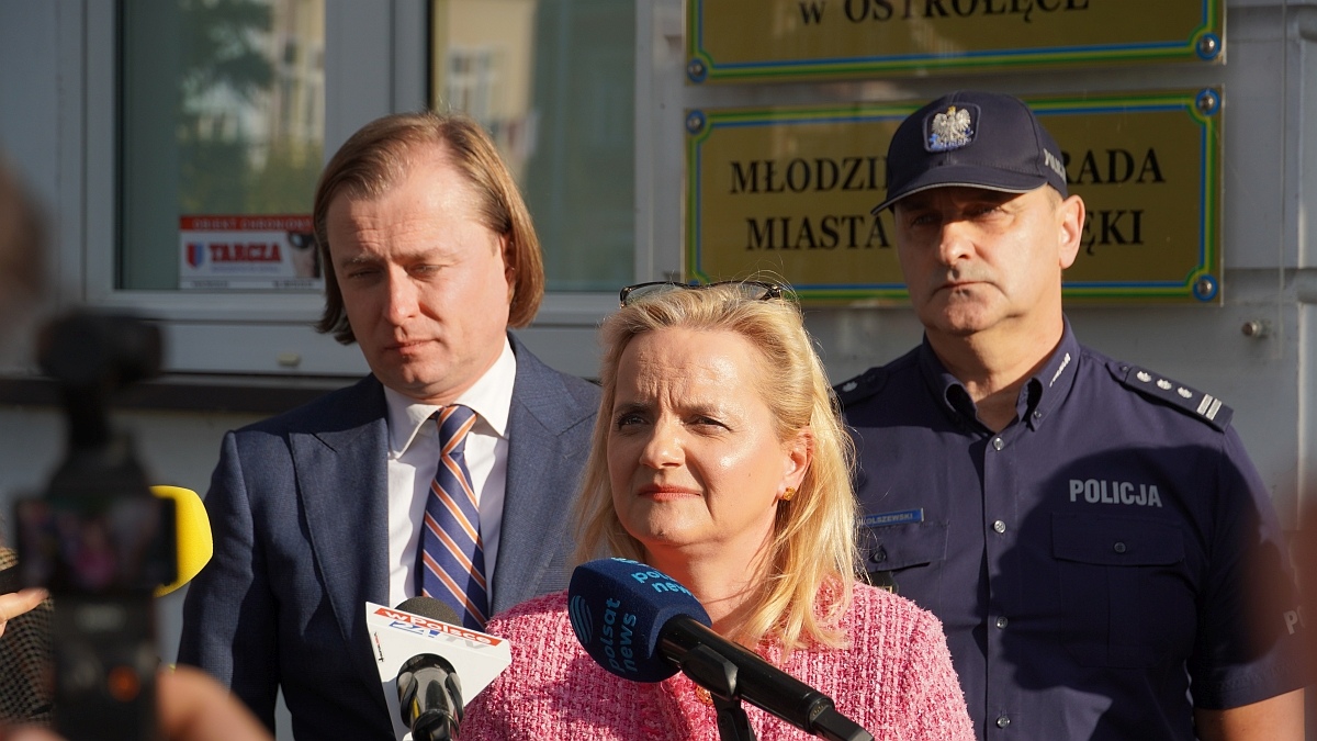 Atak w szkole w Ostrołęce - Konferencja prasowa po posiedzeniu sztabu kryzysowego [07.10.2026] - zdjęcie #1 - eOstroleka.pl