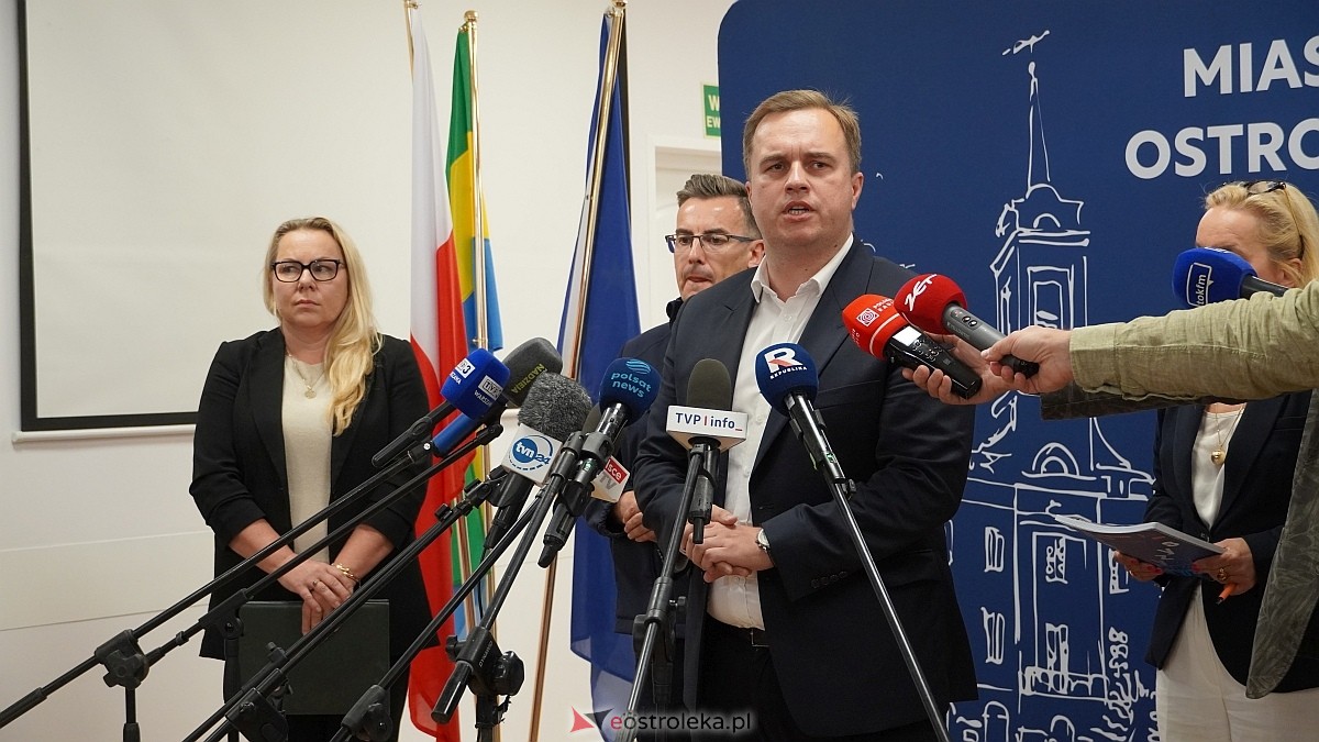 Konferencja prasowa po sztabie kryzysowym [08.10.2026] - zdjęcie #10 - eOstroleka.pl