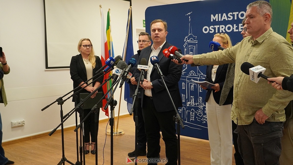 Konferencja prasowa po sztabie kryzysowym [08.10.2026] - zdjęcie #9 - eOstroleka.pl