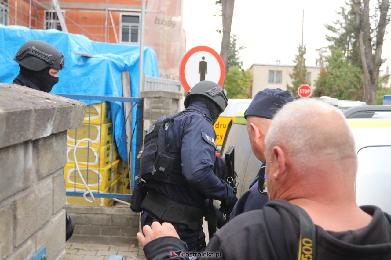 Atak w szkole w Ostrołęce. Jakub Z. doprowadzony do prokuratury [8.10.2026] - zdjęcie #17 - eOstroleka.pl