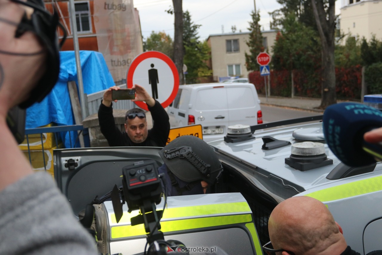 Atak w szkole w Ostrołęce. Jakub Z. doprowadzony do prokuratury [8.10.2026] - zdjęcie #16 - eOstroleka.pl