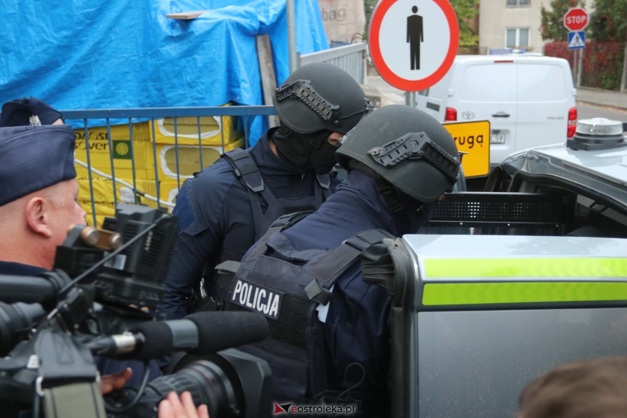 Atak w szkole w Ostrołęce. Jakub Z. doprowadzony do prokuratury [8.10.2026] - zdjęcie #14 - eOstroleka.pl