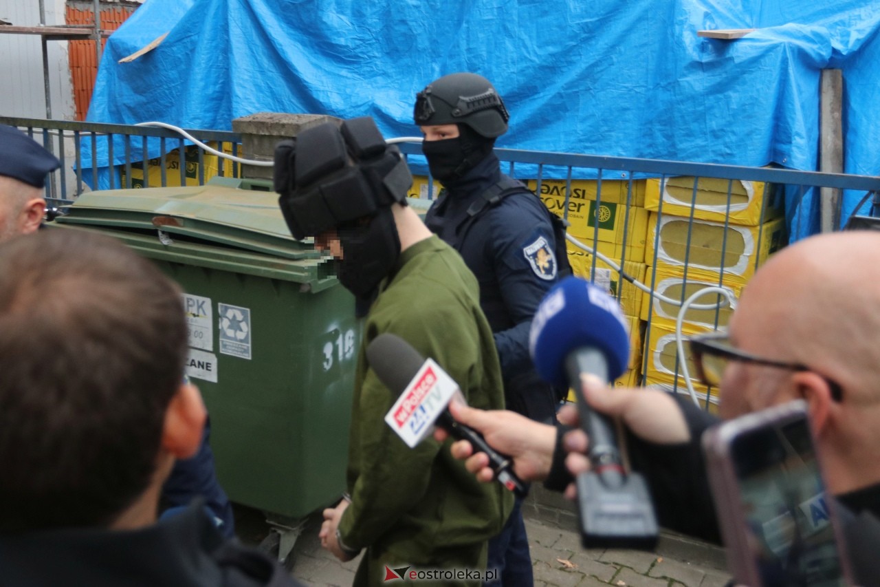 Atak w szkole w Ostrołęce. Jakub Z. doprowadzony do prokuratury [8.10.2026] - zdjęcie #12 - eOstroleka.pl
