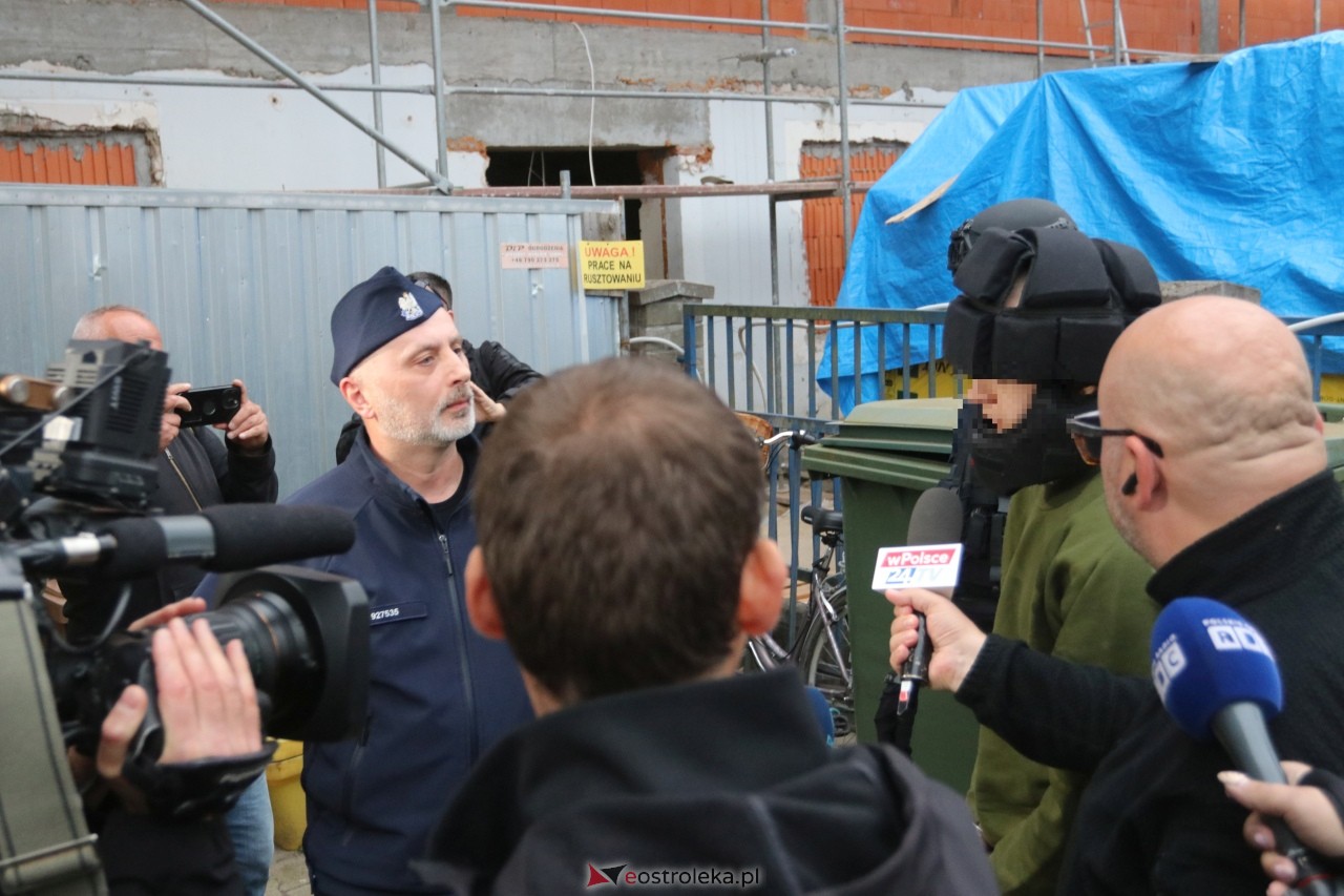 Atak w szkole w Ostrołęce. Jakub Z. doprowadzony do prokuratury [8.10.2026] - zdjęcie #7 - eOstroleka.pl