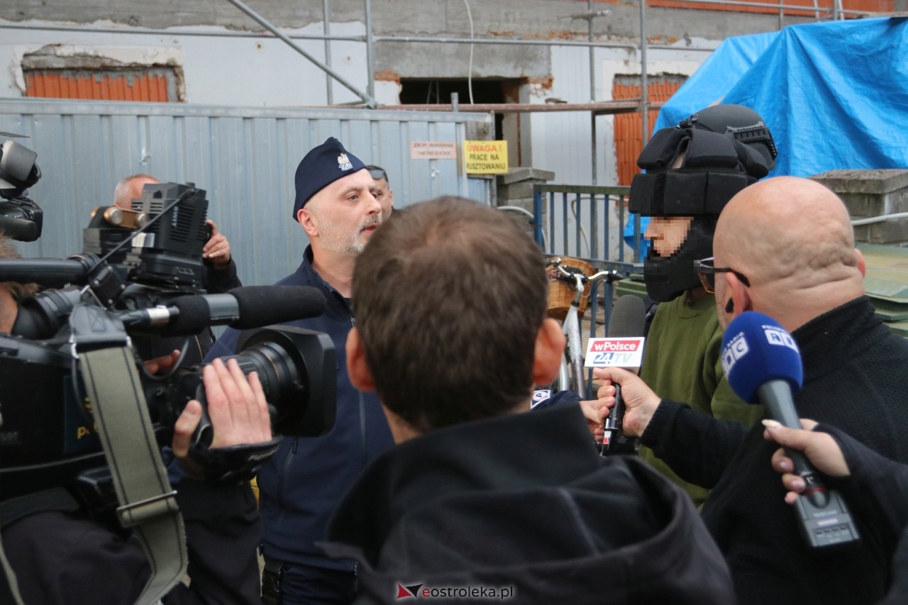 Atak w szkole w Ostrołęce. Jakub Z. doprowadzony do prokuratury [8.10.2026] - zdjęcie #6 - eOstroleka.pl