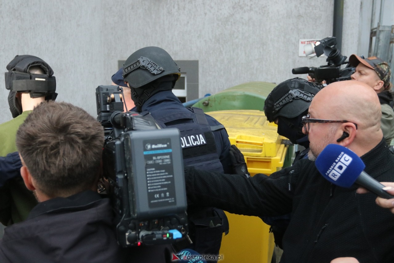 Atak w szkole w Ostrołęce. Jakub Z. doprowadzony do prokuratury [8.10.2026] - zdjęcie #3 - eOstroleka.pl