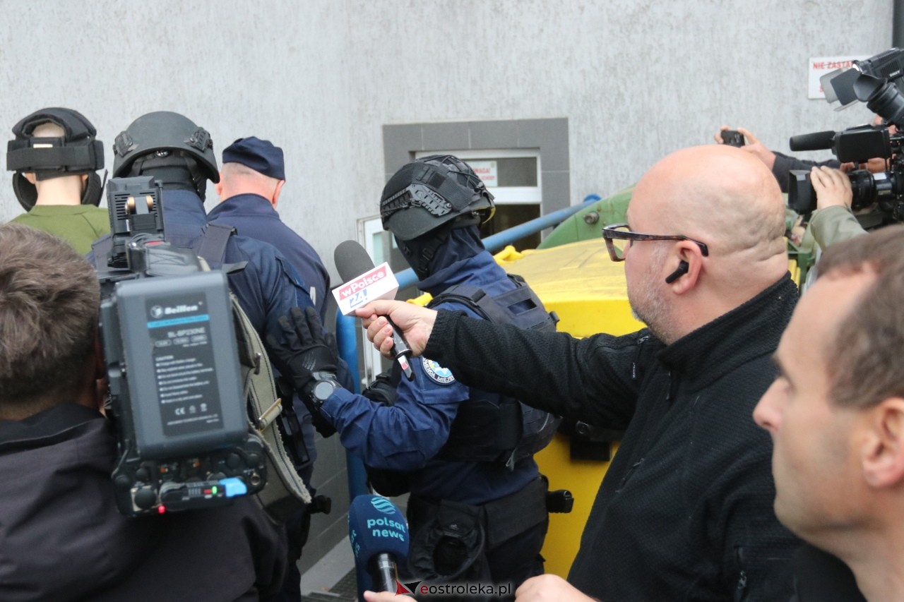 Atak w szkole w Ostrołęce. Jakub Z. doprowadzony do prokuratury [8.10.2026] - zdjęcie #2 - eOstroleka.pl