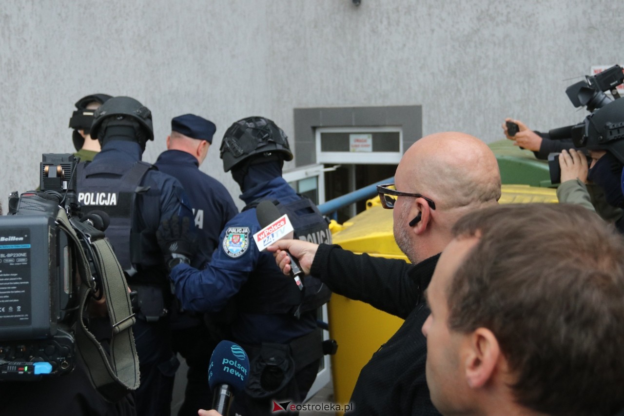 Atak w szkole w Ostrołęce. Jakub Z. doprowadzony do prokuratury [8.10.2026] - zdjęcie #1 - eOstroleka.pl