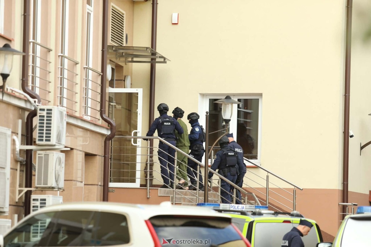 Jakub Z. doprowadzony do sądu na posiedzenie aresztowe [9.10.2026] - zdjęcie #11 - eOstroleka.pl