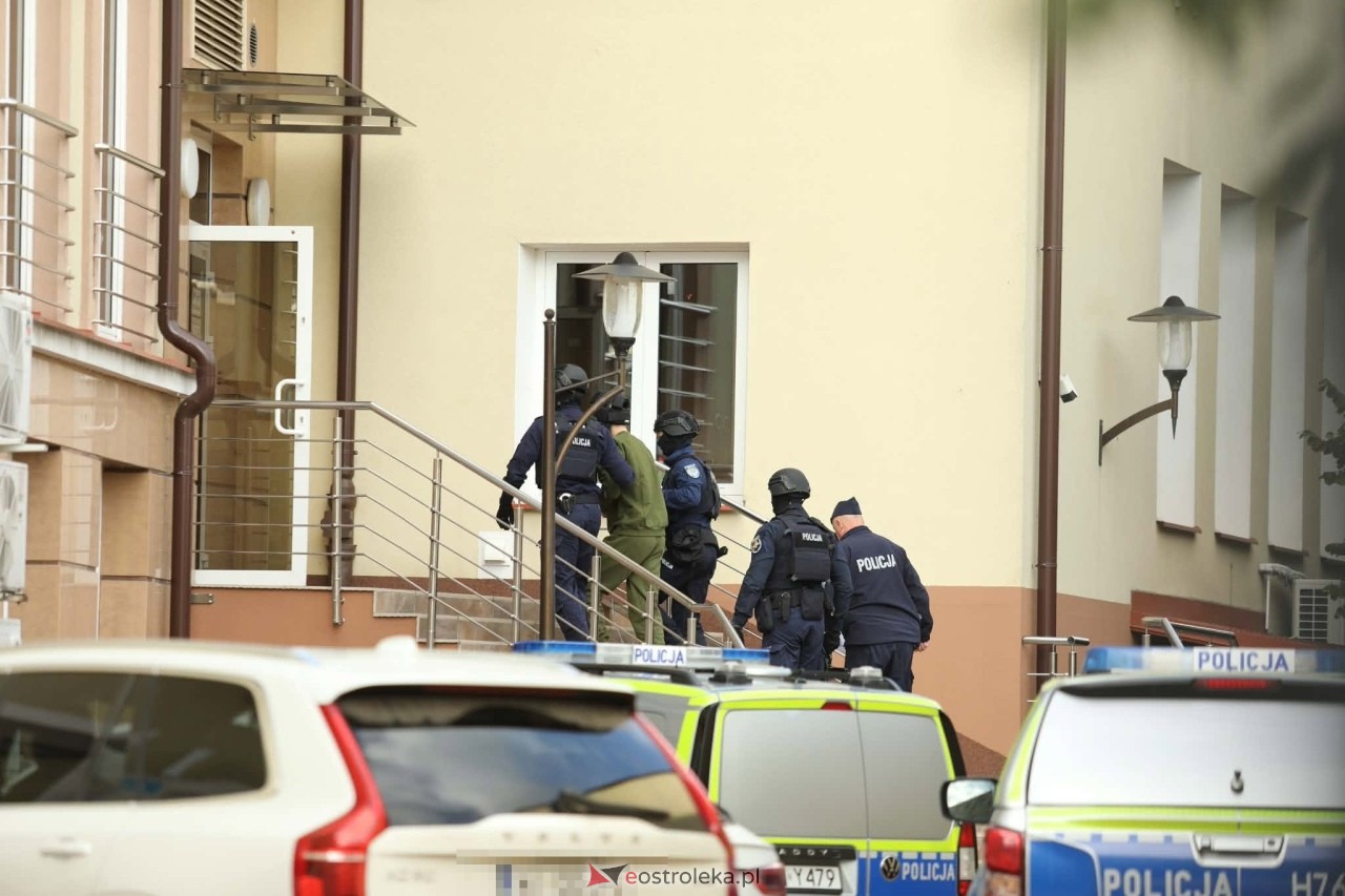 Jakub Z. doprowadzony do sądu na posiedzenie aresztowe [9.10.2026] - zdjęcie #10 - eOstroleka.pl