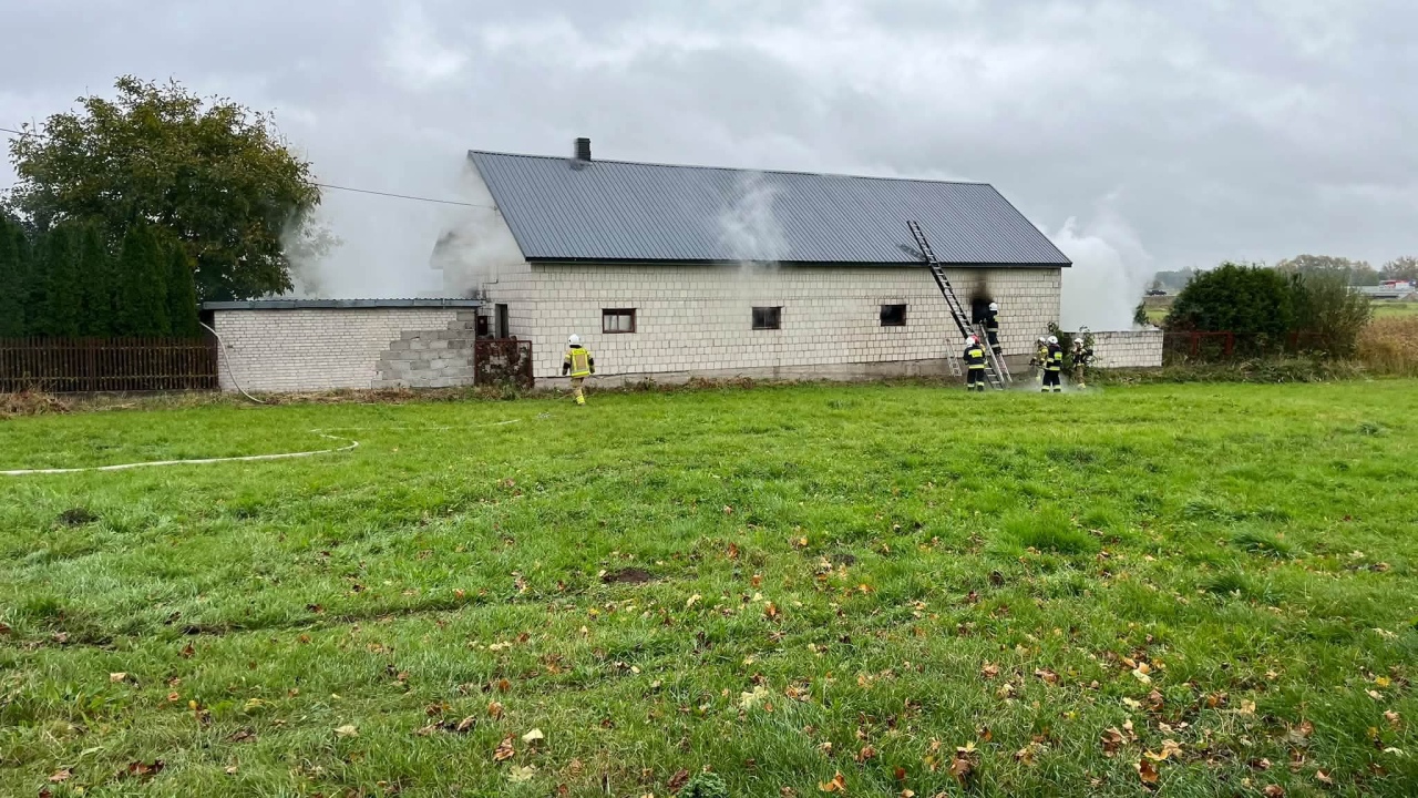Pożar budynku gospodarczego w Pokrzywnicy [10.10.2026] - zdjęcie #2 - eOstroleka.pl