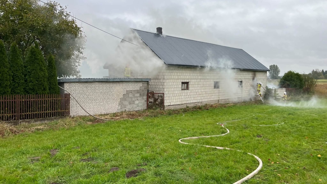 Pożar budynku gospodarczego w Pokrzywnicy [10.10.2026] - zdjęcie #3 - eOstroleka.pl