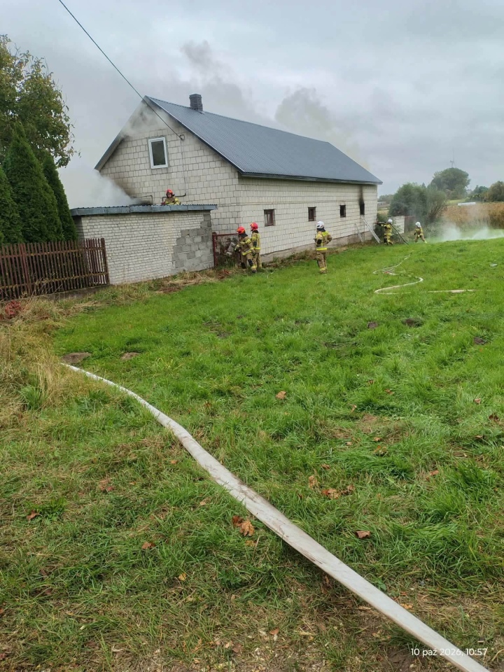 Pożar budynku gospodarczego w Pokrzywnicy [10.10.2026] - zdjęcie #4 - eOstroleka.pl
