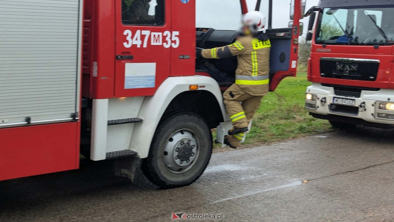 Pożar budynku gospodarczego w Pokrzywnicy [10.10.2026] - zdjęcie #17 - eOstroleka.pl