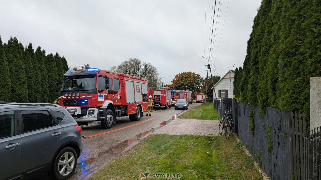 Pożar budynku gospodarczego w Pokrzywnicy [10.10.2026] - zdjęcie #13 - eOstroleka.pl