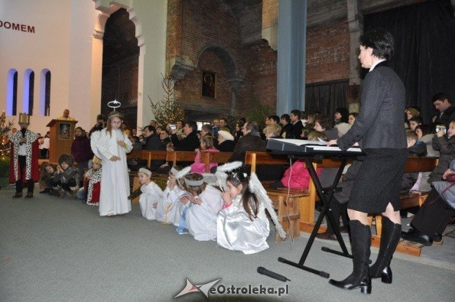 Przedszkolaki wystawiły jasełka w kościele pw. św Franciszka z Asyżu [9.I.2012]] - zdjęcie #1 - eOstroleka.pl
