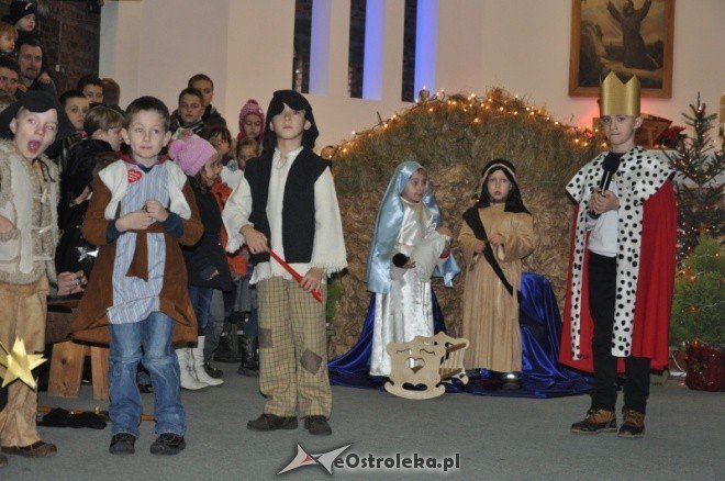 Przedszkolaki wystawiły jasełka w kościele pw. św Franciszka z Asyżu [9.I.2012]] - zdjęcie #9 - eOstroleka.pl