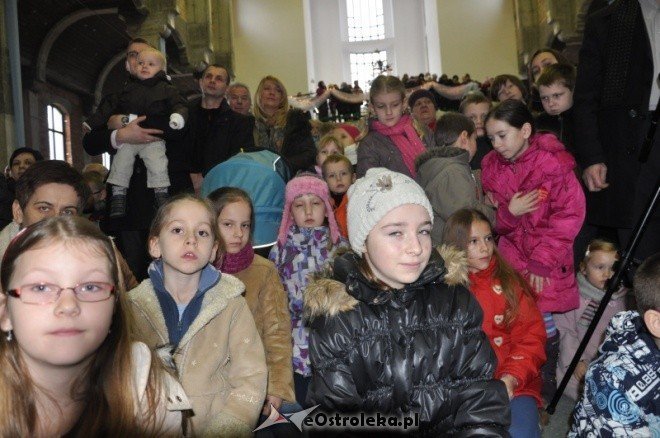 Przedszkolaki wystawiły jasełka w kościele pw. św Franciszka z Asyżu [9.I.2012]] - zdjęcie #12 - eOstroleka.pl