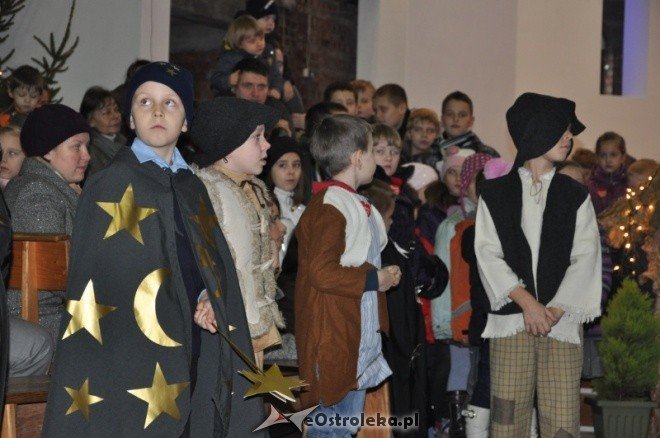 Przedszkolaki wystawiły jasełka w kościele pw. św Franciszka z Asyżu [9.I.2012]] - zdjęcie #14 - eOstroleka.pl
