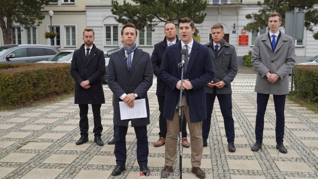Konferencja prasowa z wicemarszałkiem Sejmu Krzysztofem Bosakiem w Ostrołęce [14.10.2026] - zdjęcie #45 - eOstroleka.pl