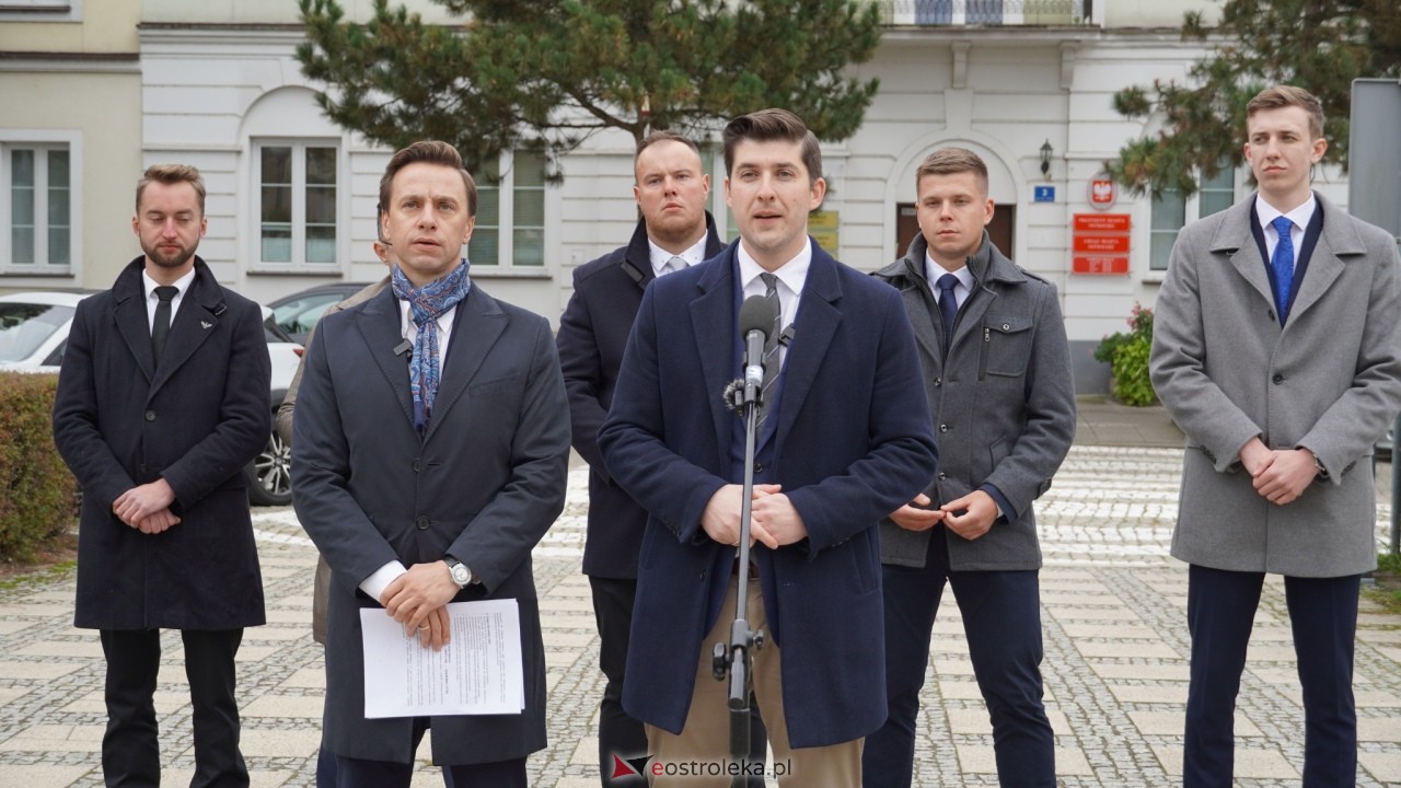 Konferencja prasowa z wicemarszałkiem Sejmu Krzysztofem Bosakiem w Ostrołęce [14.10.2026] - zdjęcie #37 - eOstroleka.pl