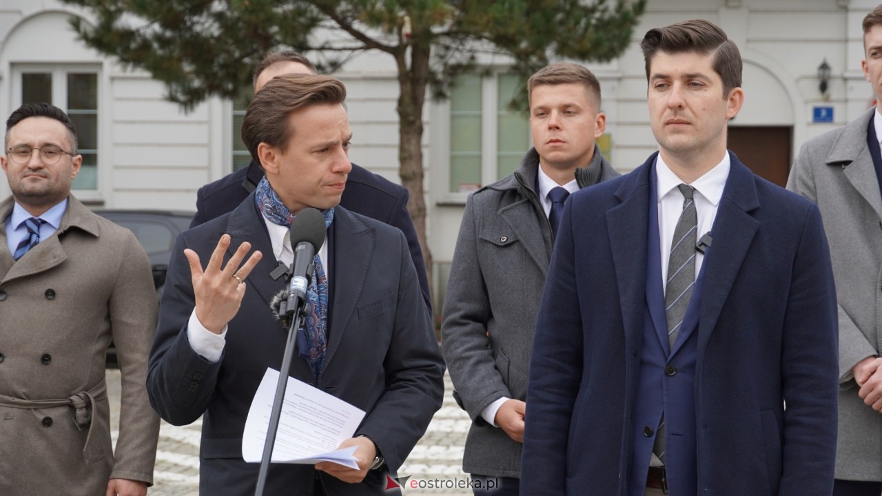 Konferencja prasowa z wicemarszałkiem Sejmu Krzysztofem Bosakiem w Ostrołęce [14.10.2026] - zdjęcie #35 - eOstroleka.pl