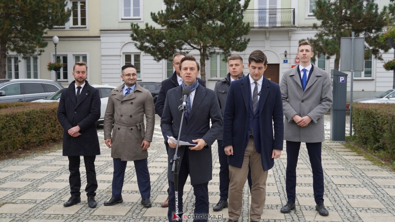 Konferencja prasowa z wicemarszałkiem Sejmu Krzysztofem Bosakiem w Ostrołęce [14.10.2026] - zdjęcie #18 - eOstroleka.pl
